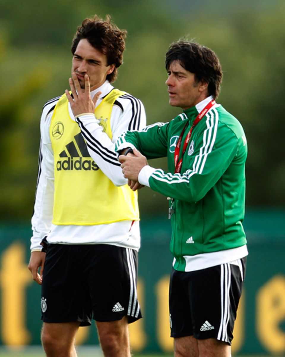 Mats Hummels mit Bundestrainer Jogi Löw beim Training in Tourette. Mats Hummels mit Bundestrainer Jogi Löw beim Training in Tourette.