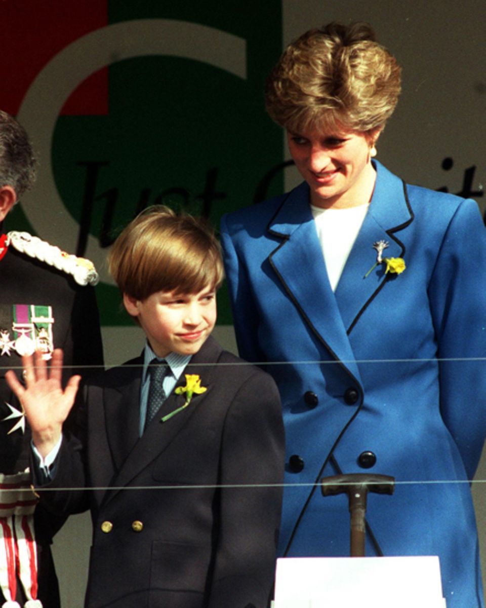 Prinz William als kleiner Junge mit seiner Mutter bei einem offiziellen Termin in Cardiff.