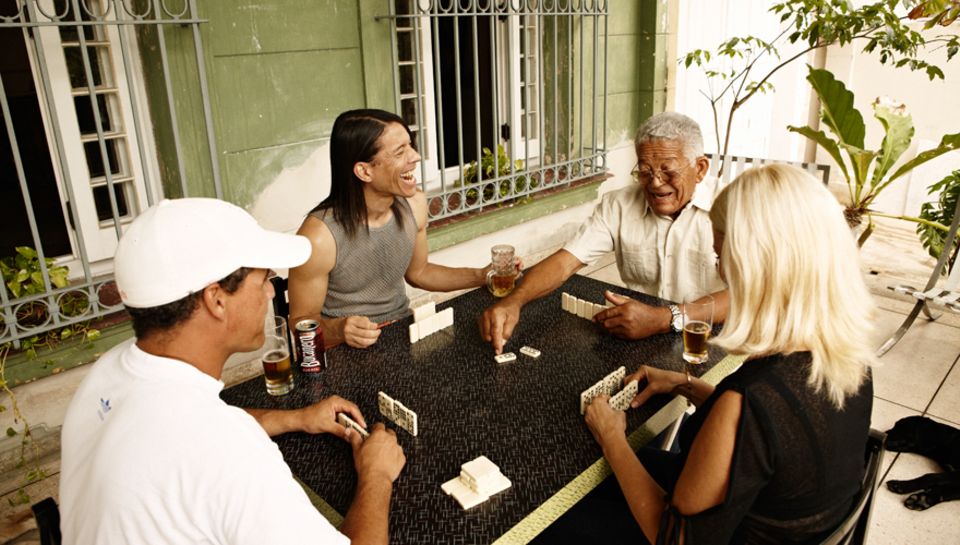 Jorge, 44, und sein Vater Gudelio, 91, bei einer Partie Domino auf der Terrasse von Alexander und Margarita Cabrera Santana. Die Jorge, 44, und sein Vater Gudelio, 91, bei einer Partie Domino auf der Terrasse von Alexander und Margarita Cabrera Santana. Die