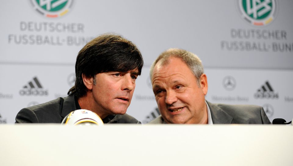 Enge Vertraute: Löw und DFB-Pressechef Harald Stenger. Als der 2010 kurz vor der Entlassung stand, setzte der Trainer sich für i Enge Vertraute: Löw und DFB-Pressechef Harald Stenger. Als der 2010 kurz vor der Entlassung stand, setzte der Trainer sich für i