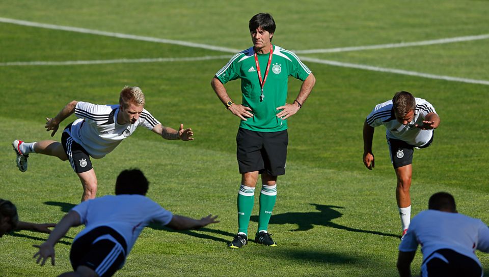 Löw ist ehrgeizig, immer perfekt vorbereitet - und erwartet das auch vom Team. Löw ist ehrgeizig, immer perfekt vorbereitet - und erwartet das auch vom Team.