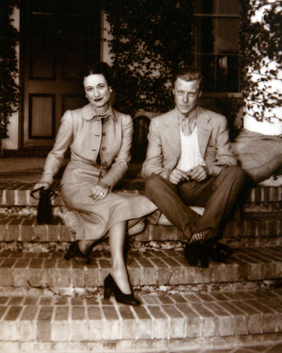 Nach ihrer Hochzeit 1937 trugen Wallis und Edward die Titel Herzogin und
Herzog von Windsor. Nach ihrer Hochzeit 1937 trugen Wallis und Edward die Titel Herzogin und
Herzog von Windsor.