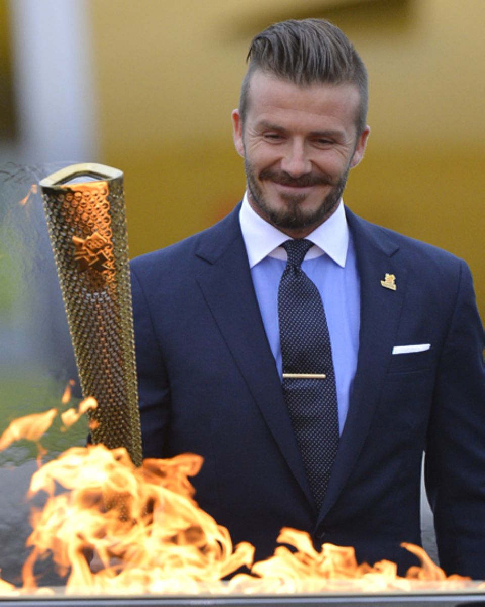 Beckham war als offizieller Botschafter der Olympischen Spiele 2012 in London Teil der Delegation, die das Olympische Feuer empf Beckham war als offizieller Botschafter der Olympischen Spiele 2012 in London Teil der Delegation, die das Olympische Feuer empf