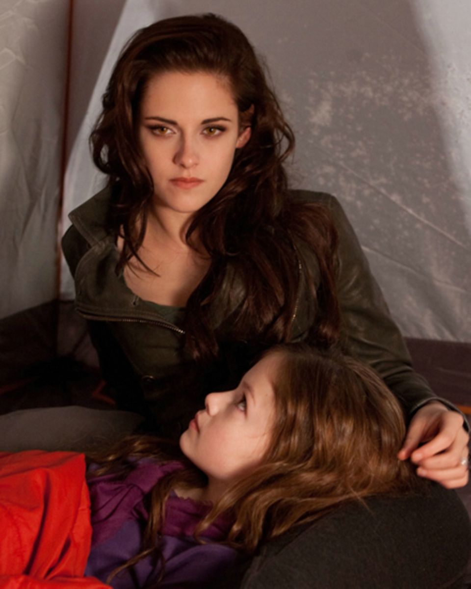 "Renesmee" mit ihrer Mutter "Bella" (Kristen Stewart).