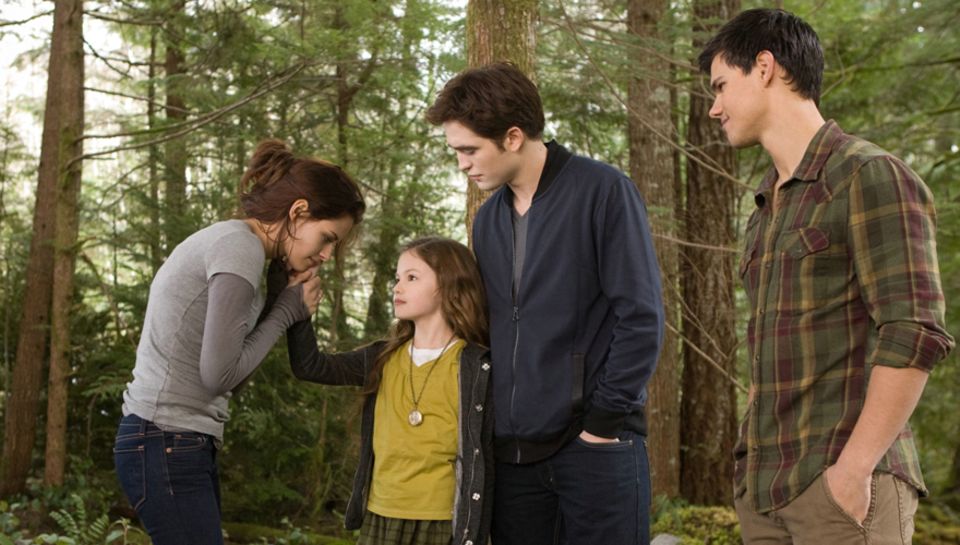 Renesmee (Mackenzie Foy, 2. von links) mit ihren Eltern Bella und Edward (Kristen Stewart und Robert Pattinson) und Jacob (Taylo
