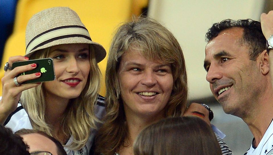Familien-Support: Lena Gercke (l.) zeigt während des Portugal-Spiels Samis Mutter Doris, 44, und Vater Lazhar, 51, ihre Schnapps