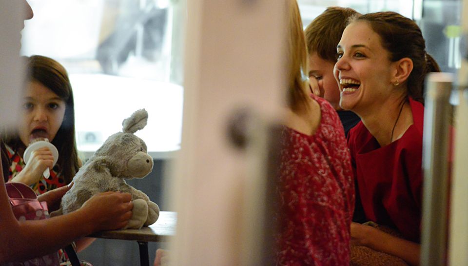 Katie Holmes zeigt sich ausgelassen und entspannt, als sie mit Suri Eis essen geht. Katie Holmes zeigt sich ausgelassen und entspannt, als sie mit Suri Eis essen geht.