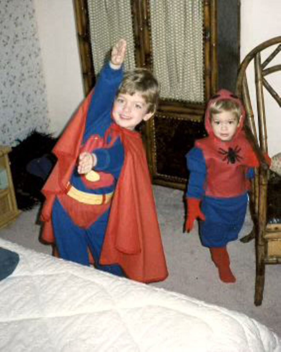 Auf dem Familienbild, das Andrew Garfield zeigte, sind er und sein Bruder in Halloween-Kostümierung zu sehen - rechts Andrew als