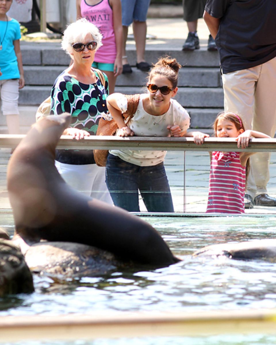 Bodenständig: Katie Holmes mit Tochter Suri und Mutter Kathleen im Zoo des New Yorker Central Parks. Bodenständig: Katie Holmes mit Tochter Suri und Mutter Kathleen im Zoo des New Yorker Central Parks.