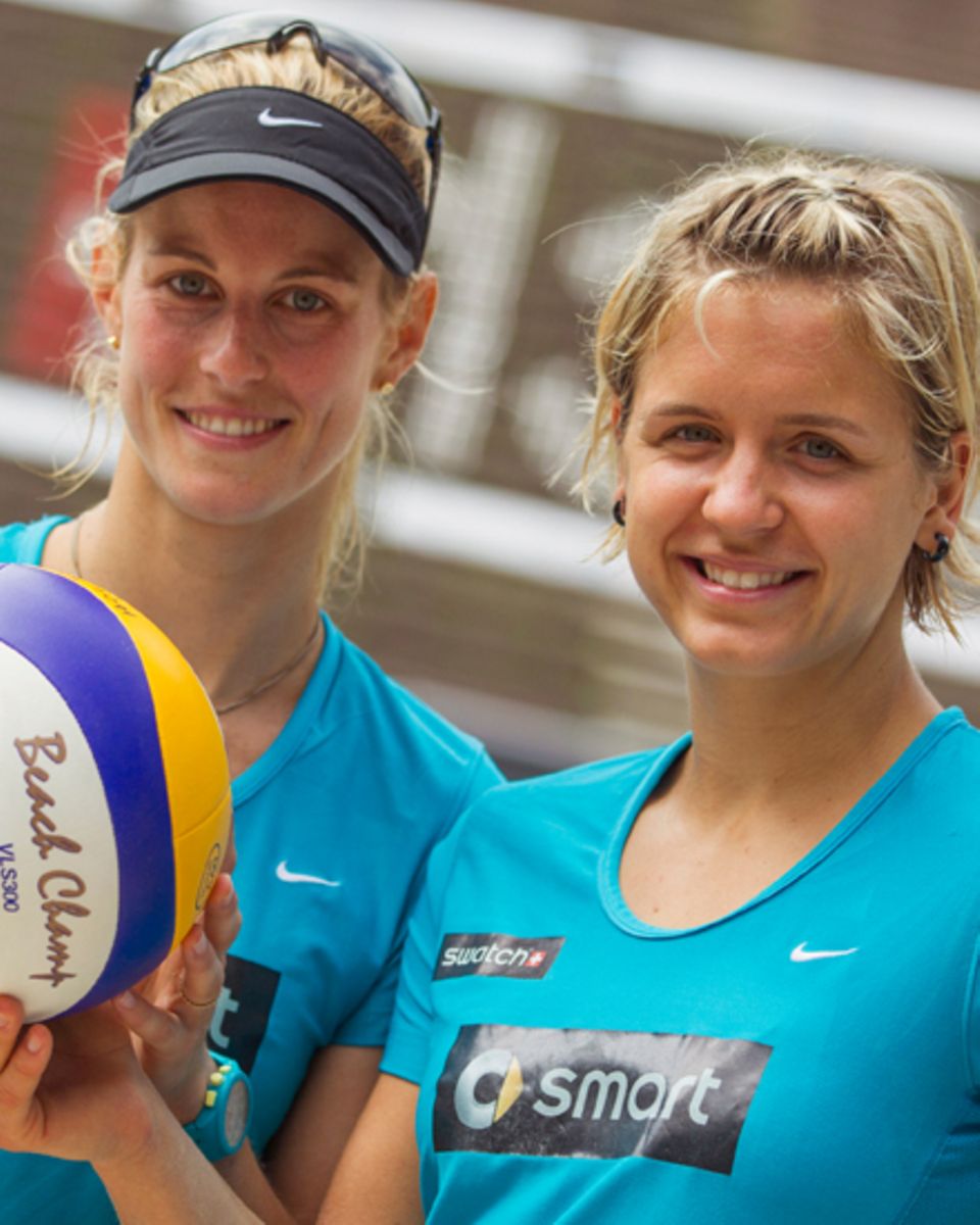 Sara Goller, 28 (l.) und Laura Ludwig, 26, sind zweifache Beach-Volleyball Europameisterinnen.