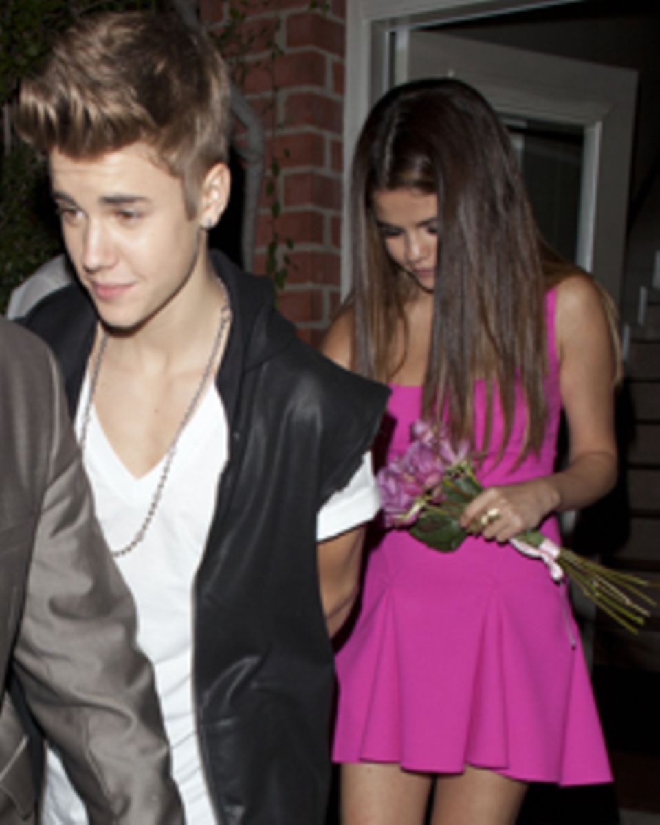 Justin Bieber führt Selena Gomez zum Geburtstagsdinner aus. Justin Bieber führt Selena Gomez zum Geburtstagsdinner aus.
