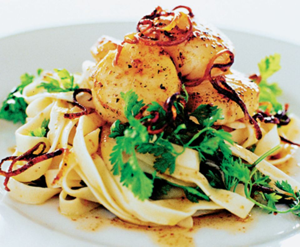 Pasta mit Jakobsmuscheln und Zitronenbutter Pasta mit Jakobsmuscheln und Zitronenbutter