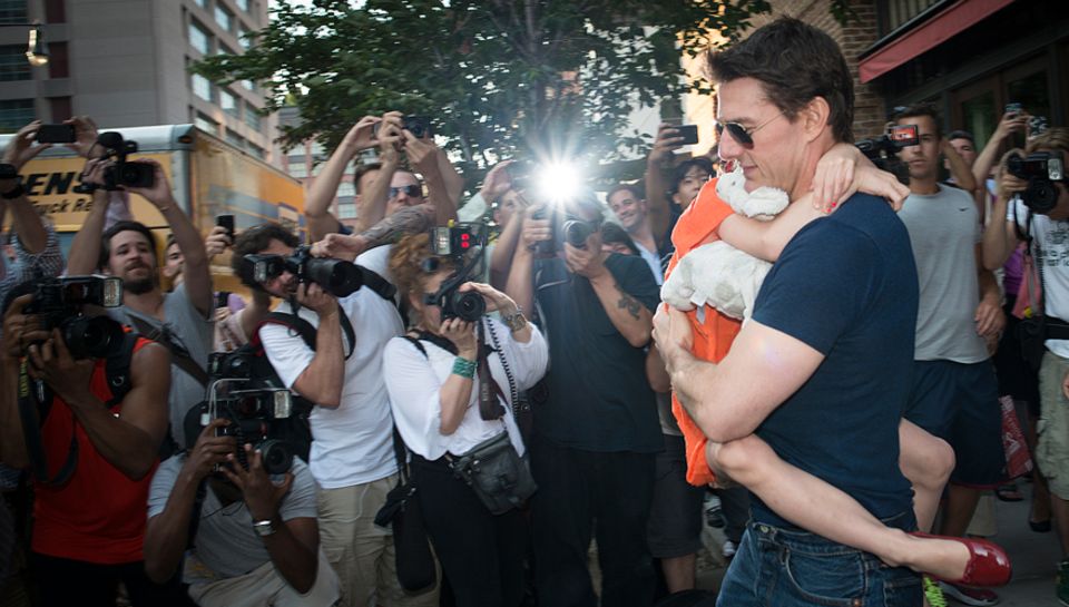 Blitzlichtgewitter: Nach Wochen der Trennung darf Tom Cruise seine Suri endlich wieder regelmäßig in die Arme schließen - und bl Blitzlichtgewitter: Nach Wochen der Trennung darf Tom Cruise seine Suri endlich wieder regelmäßig in die Arme schließen - und bl