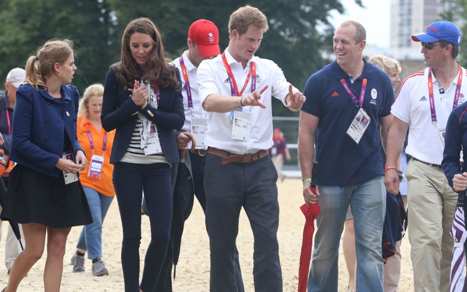It's a family affair! Prinzessin Beatrice plaudert mit Catherine, Prinz Harry gestikuliert lebhaft im Gespräch mit Mike Tindall,