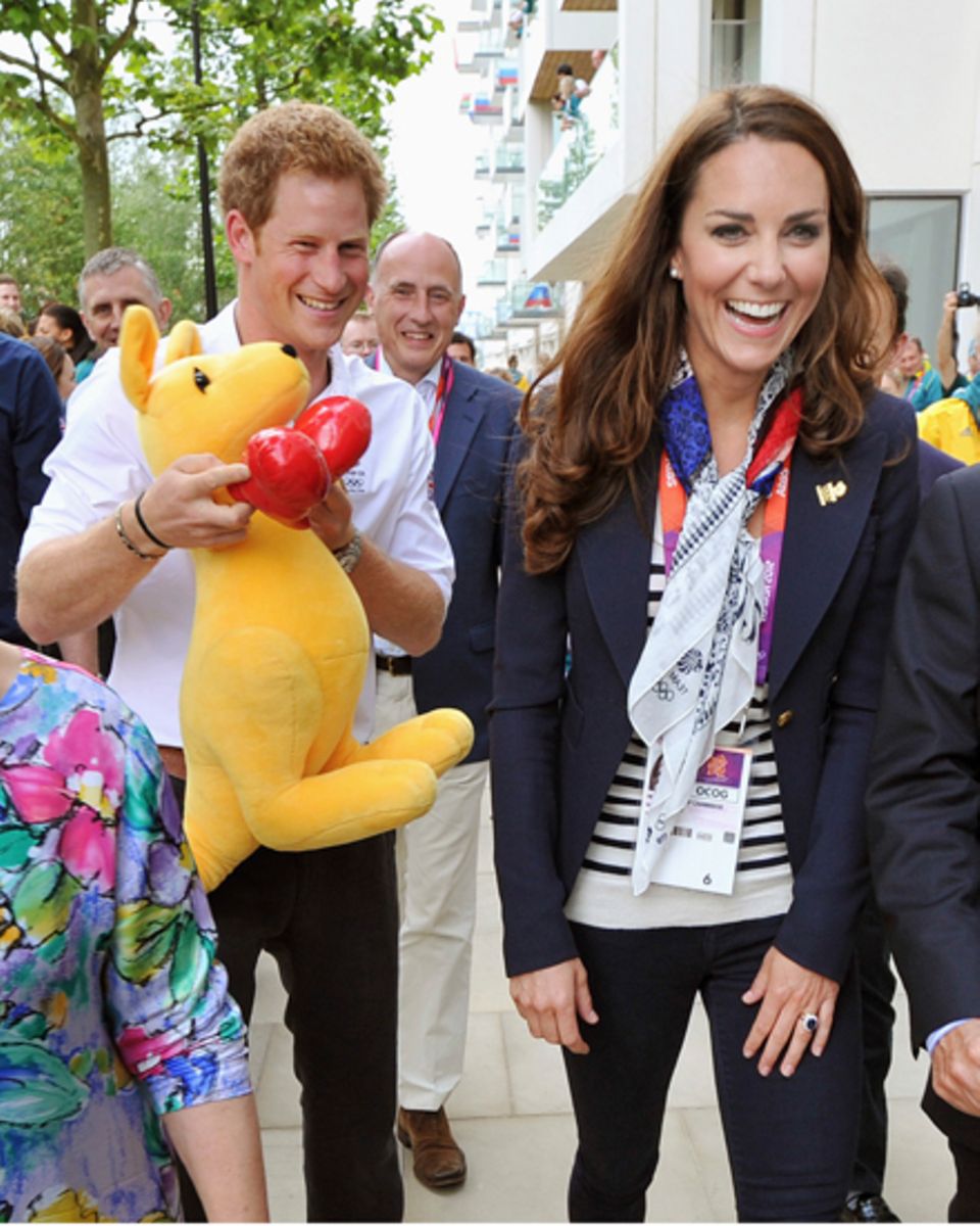 Prinz Harry amüsiert sich im olympischen Dorf gemeinsam mit seiner Schwägerin über das boxende Känguru, ein Geschenk der austral