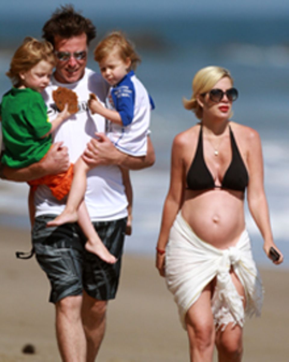 Tori Spelling zeigte sich schon häufiger schwanger im Bikini - hier im Jahr 2011 in der Begleitung von ihrem Mann Dean und den K Tori Spelling zeigte sich schon häufiger schwanger im Bikini - hier im Jahr 2011 in der Begleitung von ihrem Mann Dean und den K