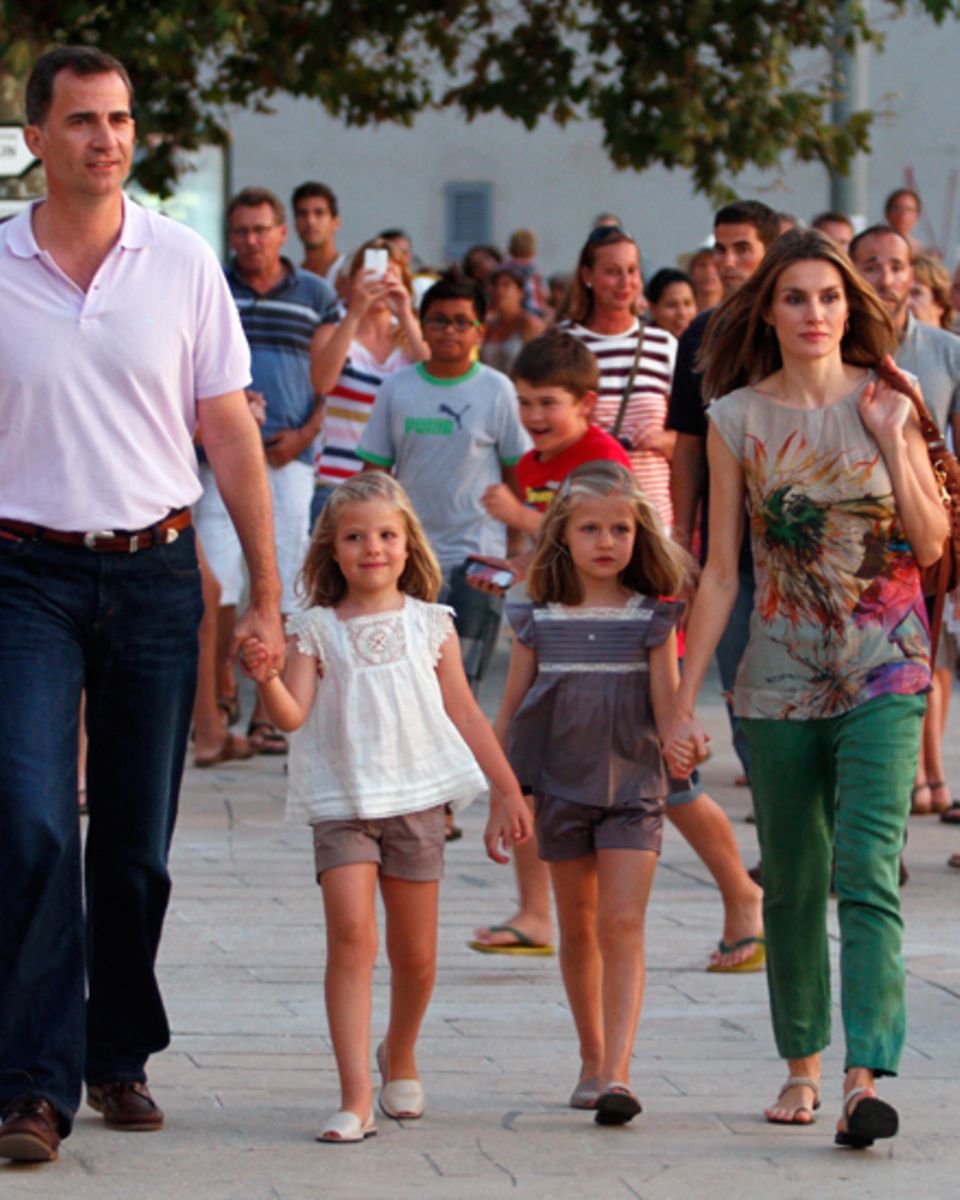 Seht her, uns geht ?s prima, lautete die Lächel-Botschaft von Letizia und Felipe mit den Töchtern Leonor und Sofia im alljährlic Seht her, uns geht ?s prima, lautete die Lächel-Botschaft von Letizia und Felipe mit den Töchtern Leonor und Sofia im alljährlic