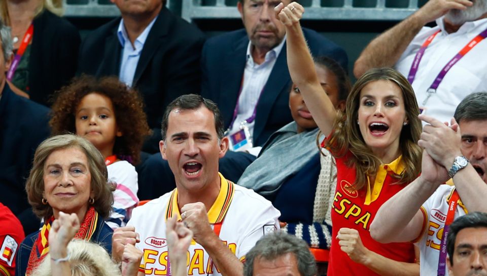 Letizia während er Olympischen Spiele mit Königin Sofia und Ehemann Felipe. Sie strahlt und fiebert mit dem spanischen Basketbal Letizia während er Olympischen Spiele mit Königin Sofia und Ehemann Felipe. Sie strahlt und fiebert mit dem spanischen Basketbal
