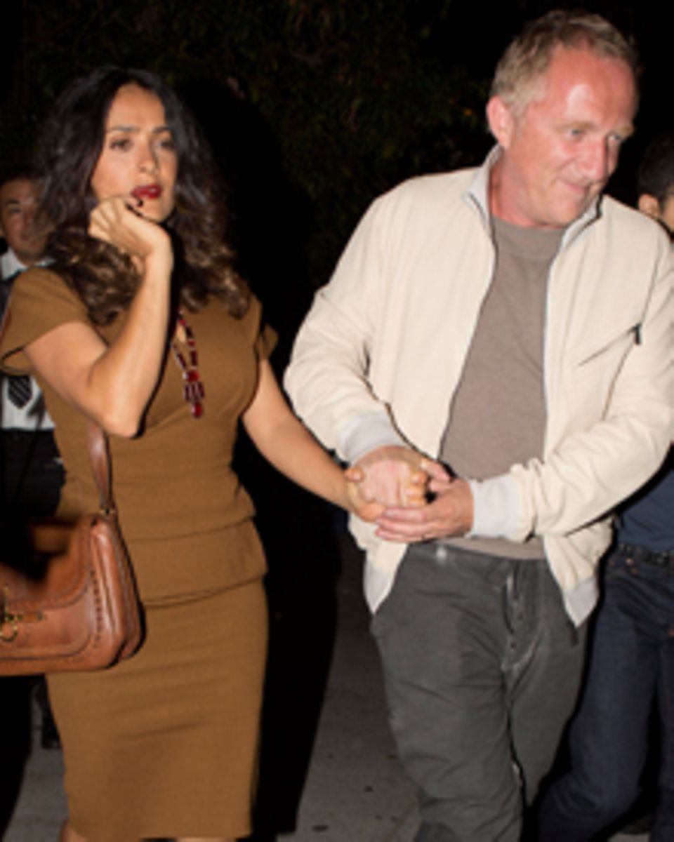 Salma Hayek und ihr Mann feierten erst mit Halle Berry Geburtstag, zwei Tage später stand die Schauspielerin ihrer Freundin vor Salma Hayek und ihr Mann feierten erst mit Halle Berry Geburtstag, zwei Tage später stand die Schauspielerin ihrer Freundin vor