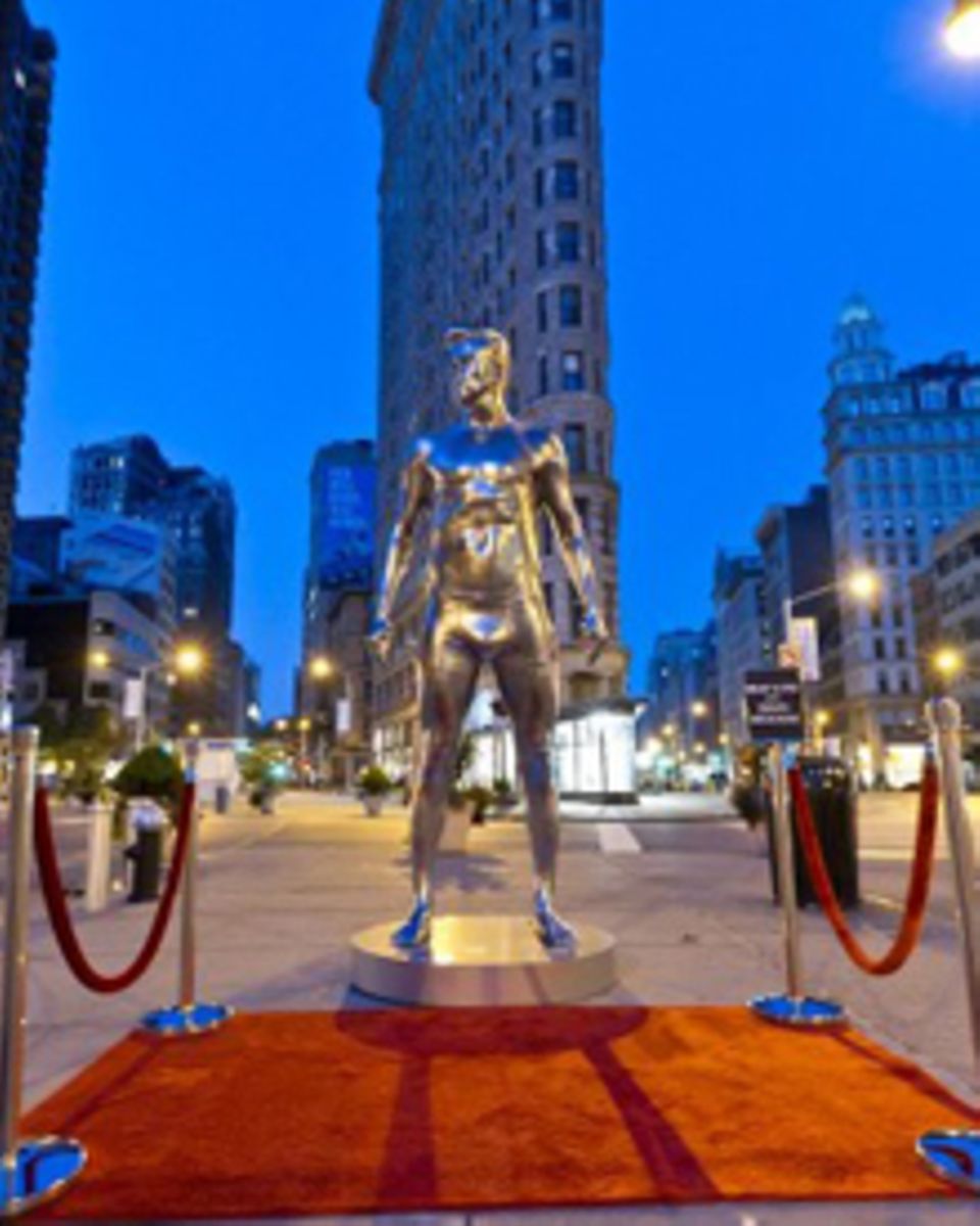 Eine der neun silbernen Beckham-Statuen, die in den USA für Aufregung sorgen. Beckham selbst zeigt sich bei Facebook stolz auf d