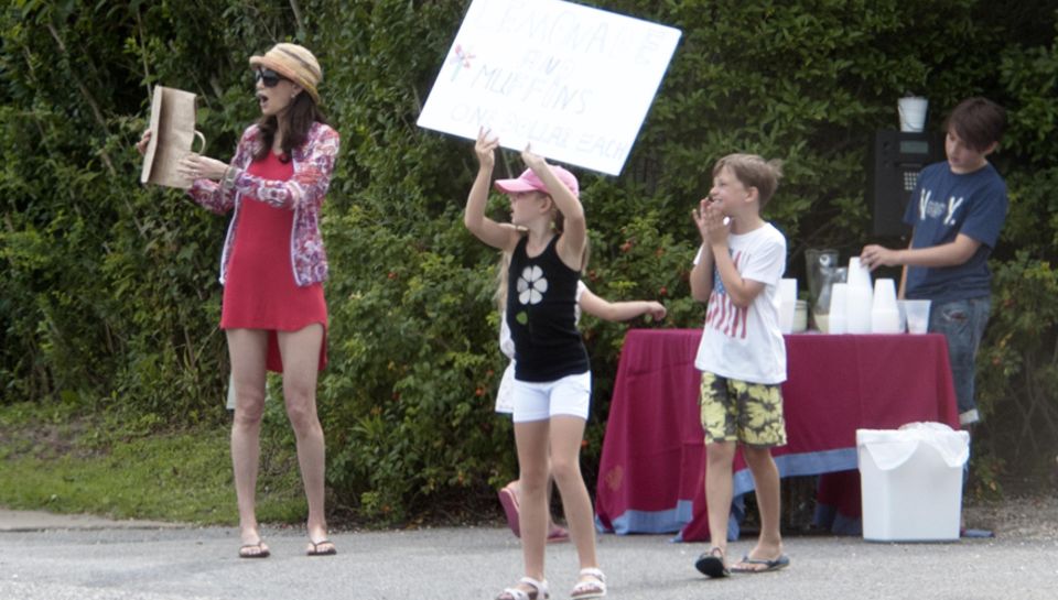 Paul McCartneys Familie versucht sich im Straßenverkauf von Limonade und Muffins. Paul McCartneys Familie versucht sich im Straßenverkauf von Limonade und Muffins.