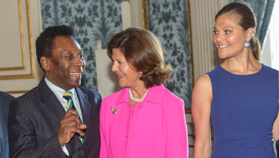 Spaß an der Pflicht: Die Kronprinzessin vergangene Woche mit Mutter Silvia bei einem Empfang für Fußball-Legende Pélé. Der Brasi Spaß an der Pflicht: Die Kronprinzessin vergangene Woche mit Mutter Silvia bei einem Empfang für Fußball-Legende Pélé. Der Brasi