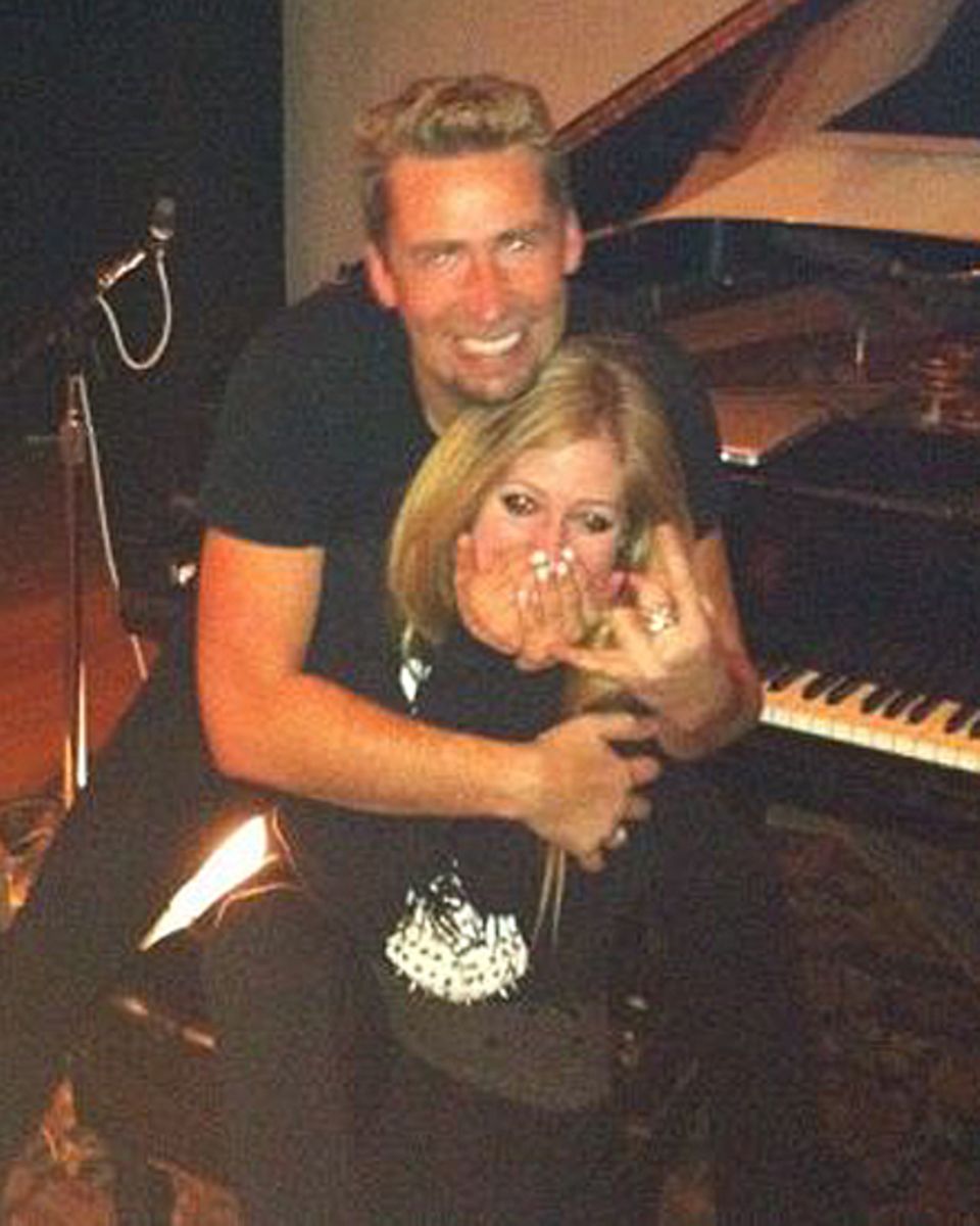 Am 29. Februar twitterte Avril Lavigne ein Foto von sich und Chad Kroeger. Zu diesem Zeitpunkt waren die beiden frisch verliebt. Am 29. Februar twitterte Avril Lavigne ein Foto von sich und Chad Kroeger. Zu diesem Zeitpunkt waren die beiden frisch verliebt.