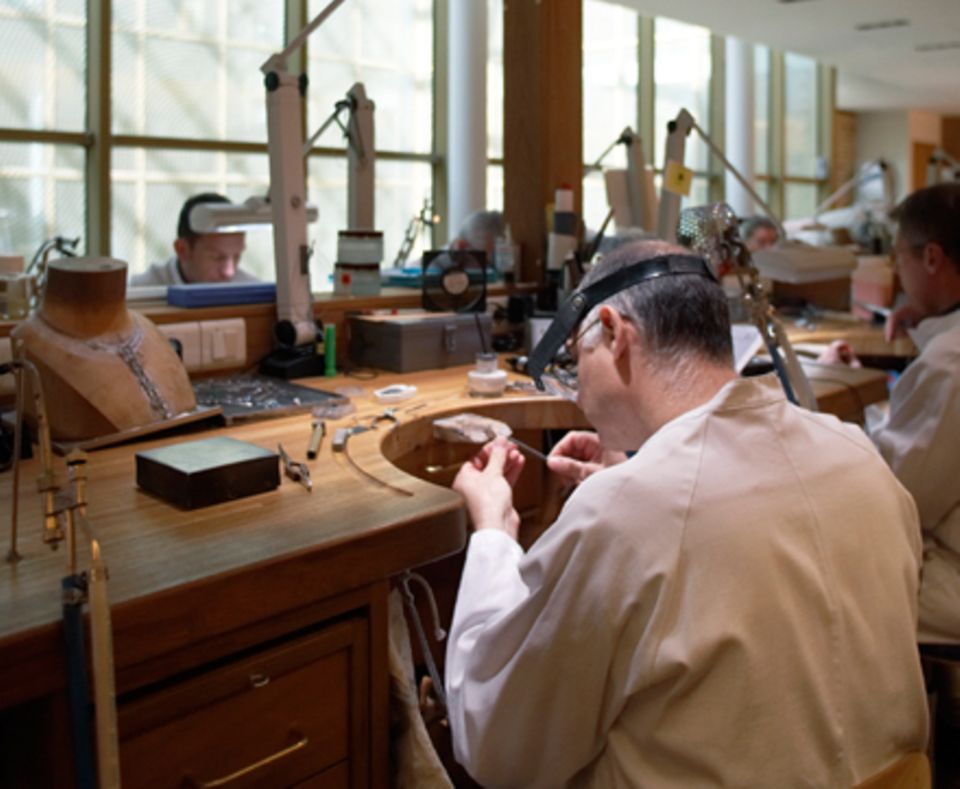 Vier Edelsteinschleifer, 34 Juwelieren und eine Perlen-Reiherin arbeiten in der Cartier- Werkstatt in Paris.