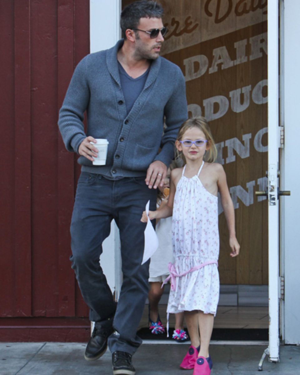 Ben Affleck kauft mit der ältesten Tochter Violet ein. Ben Affleck kauft mit der ältesten Tochter Violet ein.