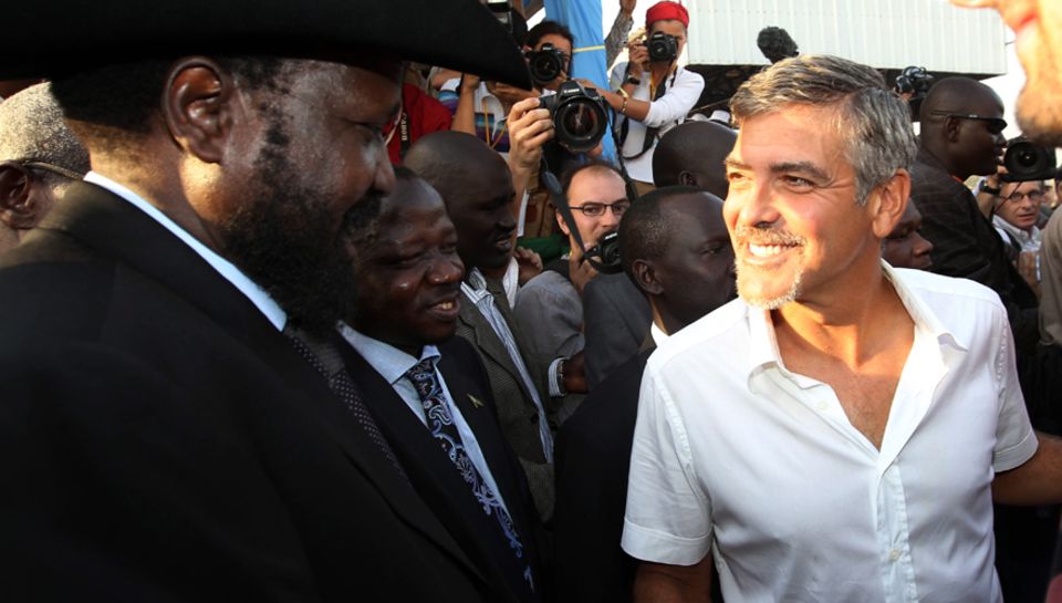 Seit Jahren kämpft George Clooney für die Menschenrechte der Afrikaner, hier traf er Politiker im Sudan.
