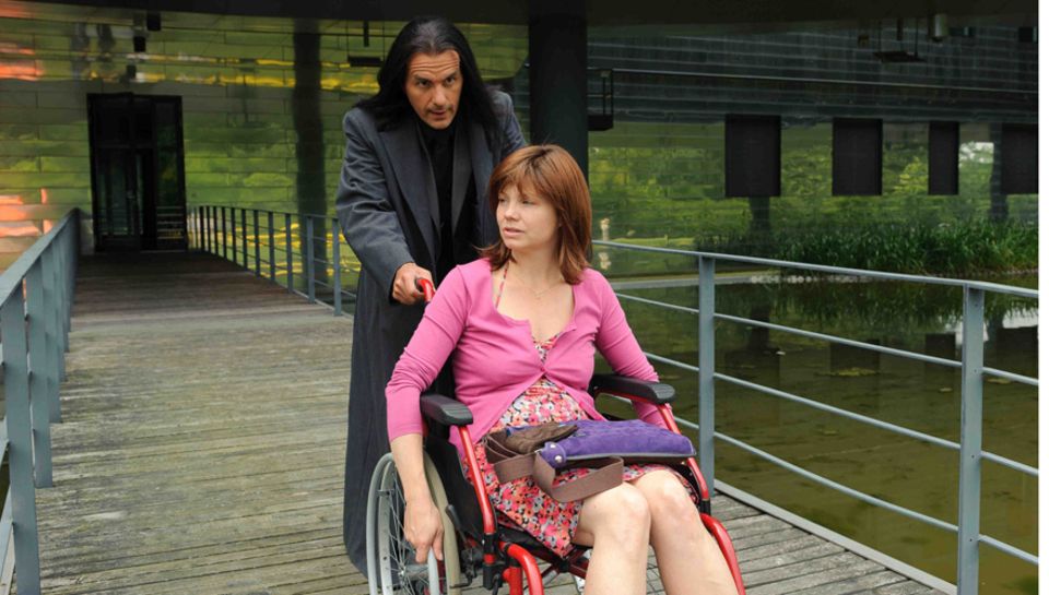 Der Tod (Christoph Maria Herbst) schiebt Jela im Rollstuhl - aber noch nicht ins Jenseits. "Und weg bist Du" 4. September. 20:15