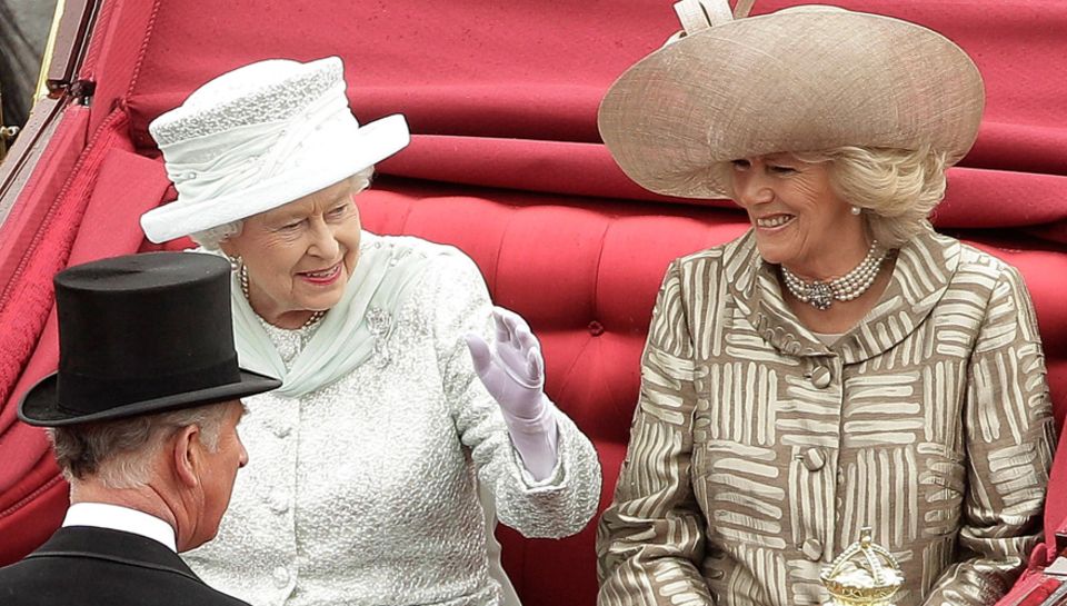 Ehrenplatz beim Diamantenen Thronjubiläum der Queen: Camilla durfte in der Kutsche neben Elizabeth II. sitzen. Ehrenplatz beim Diamantenen Thronjubiläum der Queen: Camilla durfte in der Kutsche neben Elizabeth II. sitzen.