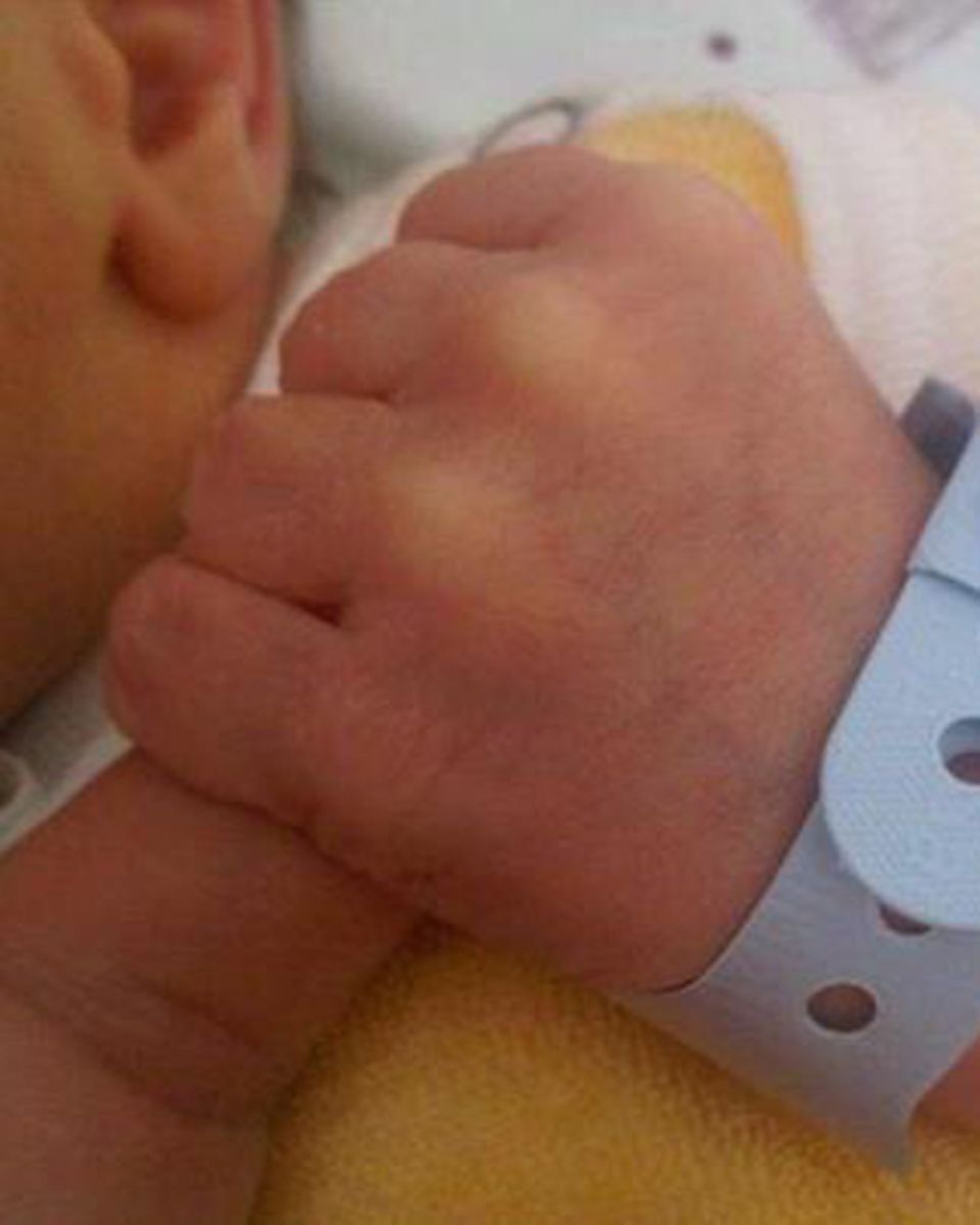 "Touchdown! It's a boy", schreibt Sonya Kraus einen Tag nach der Geburt bei Facebook und teilt dieses Bild. "Touchdown! It's a boy", schreibt Sonya Kraus einen Tag nach der Geburt bei Facebook und teilt dieses Bild.