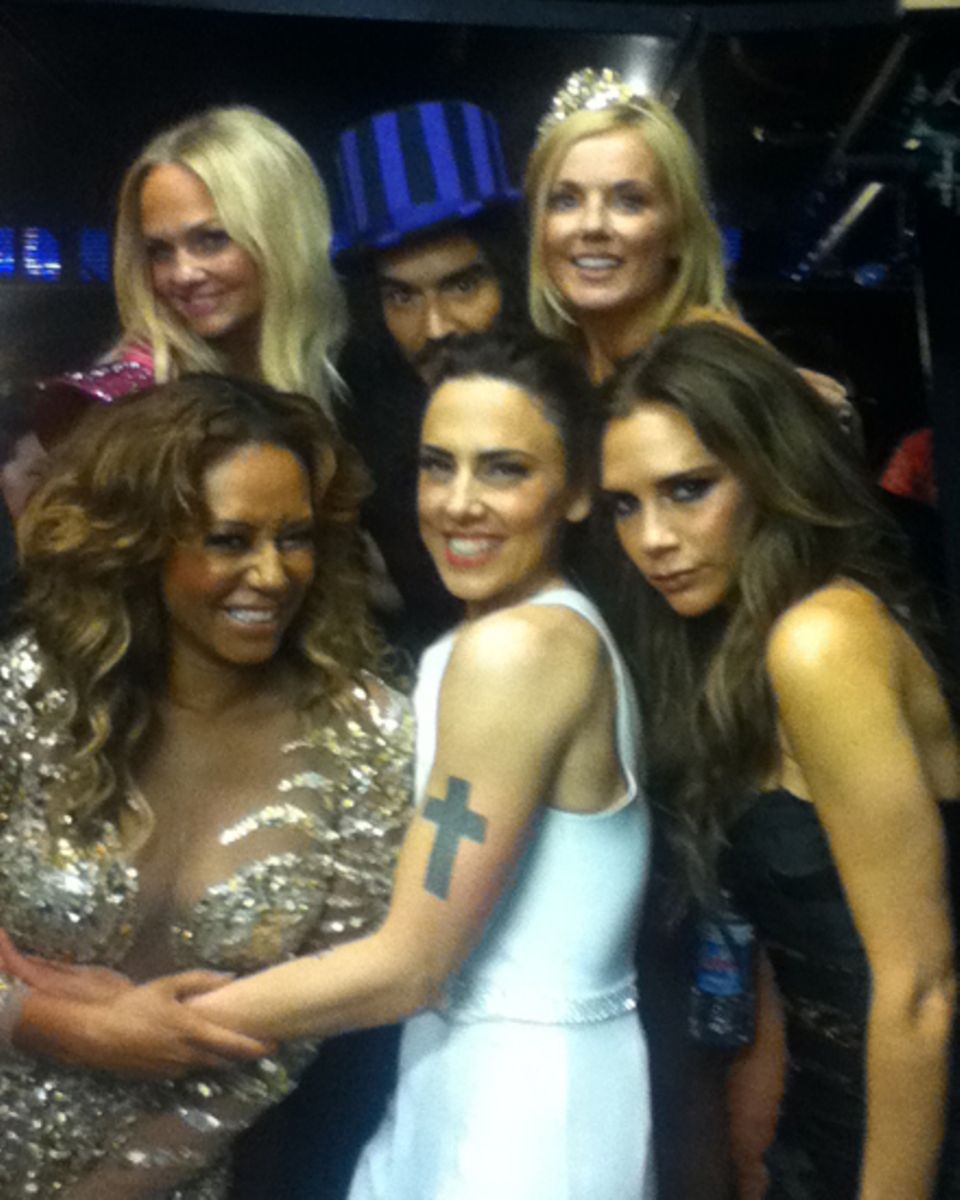 Russell Brand schmuggelt sich mit den "Spice Girls" aufs Bild.