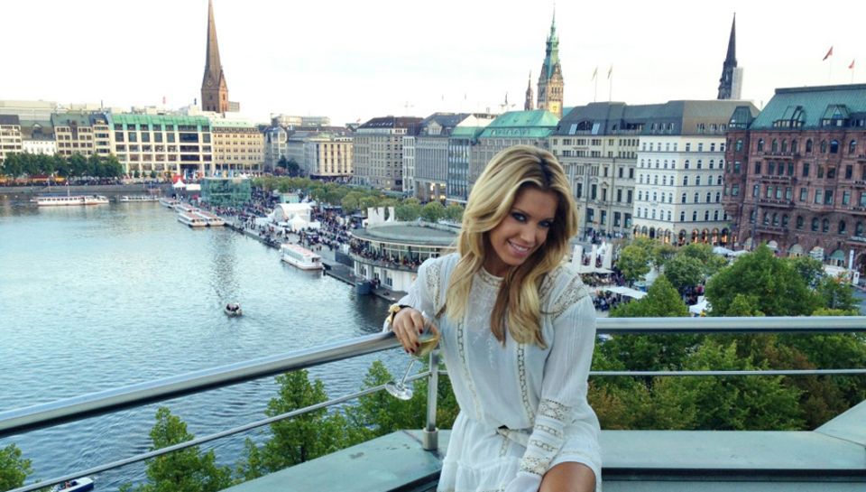Am Samstag twitterte Sylvie sich von der Terrasse des Hotels "Vier Jahreszeiten":"Hamburg, meine Perle!"