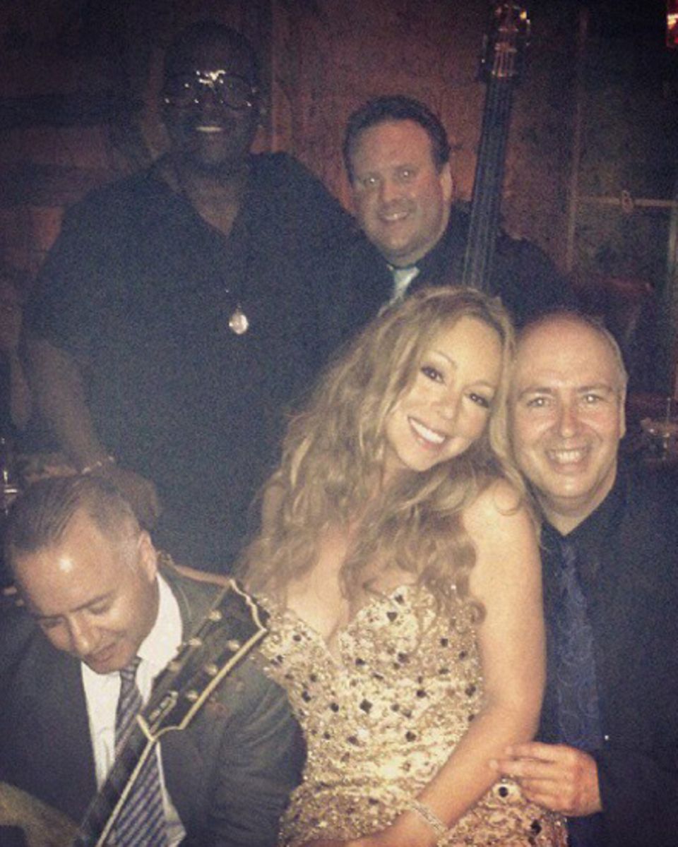 Nach ihrem Auftritt in dem Hotel twitterte Mariah Carey dieses Foto von sich und der Band. Nach ihrem Auftritt in dem Hotel twitterte Mariah Carey dieses Foto von sich und der Band.