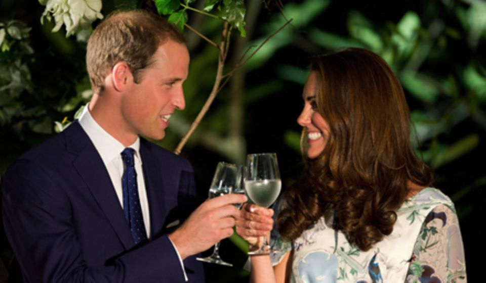 Am 12. September stoßen Prinz William und Herzogin Catherine in Singapur mit Wasser an. Am 12. September stoßen Prinz William und Herzogin Catherine in Singapur mit Wasser an.