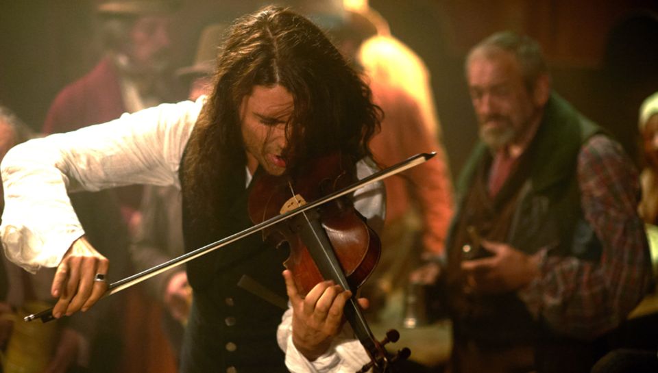 David Garrett spielt in seiner ersten Filmrolle als Niccolo Paganinin in "Der Teufelsgeiger" natürlich auch Geige.