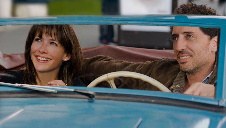 In der Komödie "Und nebenbei das große Glück" verdreht Sophie Marceau ihrem Kollegen Gad Elmaleh den Kopf - jetzt im Kino.