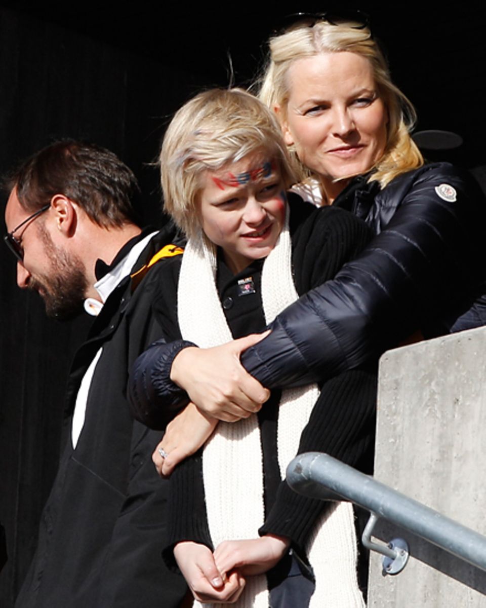 Marius Borg Høiby ist seiner Mutter Prinzessin Mette-Marit von Norwegen wie aus dem Gesicht geschnitten. Marius Borg Høiby ist seiner Mutter Prinzessin Mette-Marit von Norwegen wie aus dem Gesicht geschnitten.