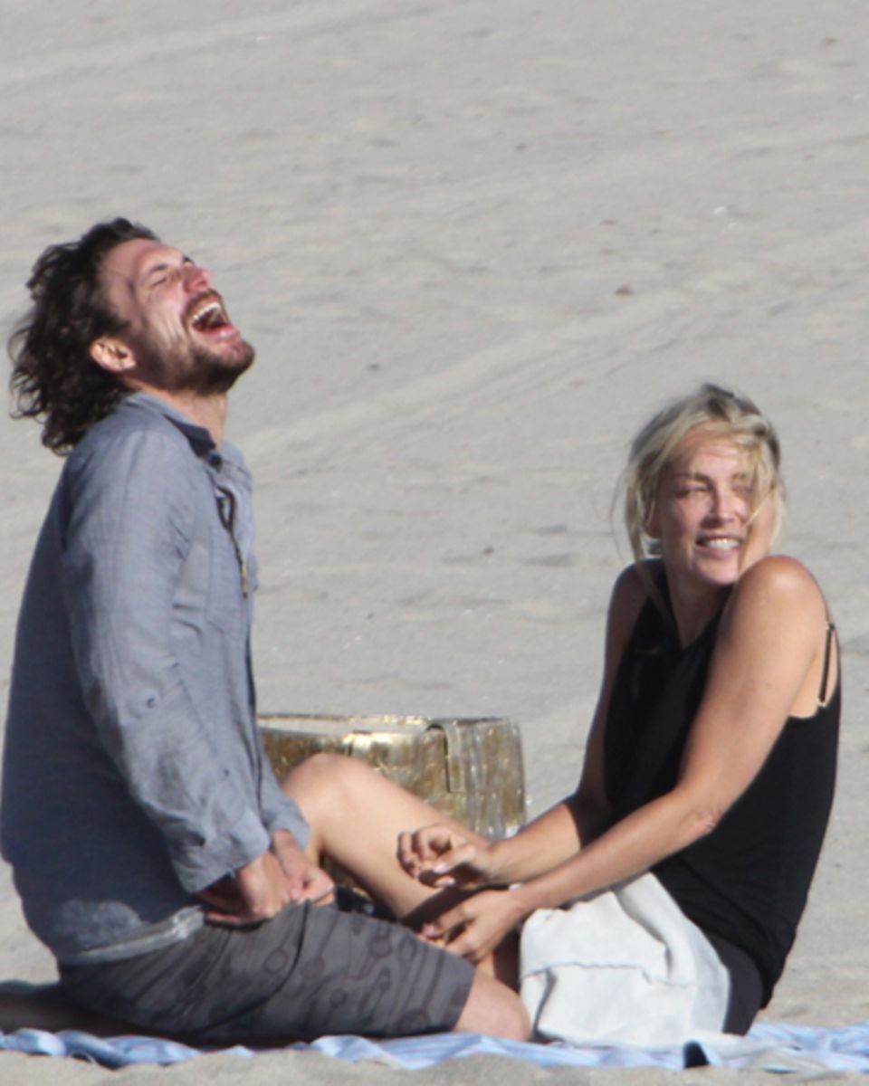 Mai 2012: Sharon Stone und Martin Mica turteln ausgelassen am Strand von Venice. Einen Monat zuvor hatte es auf der Voge Party i