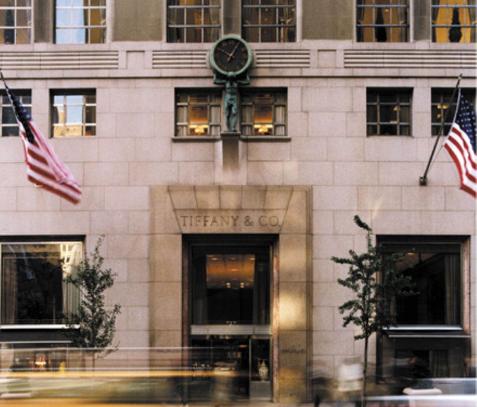 Das imposante Hauptgeschäft von Tiffany & Co. liegt an New Yorks legendärer Fifth Avenue, Ecke 57th Street. Über der Tür hängt d Das imposante Hauptgeschäft von Tiffany & Co. liegt an New Yorks legendärer Fifth Avenue, Ecke 57th Street. Über der Tür hängt d