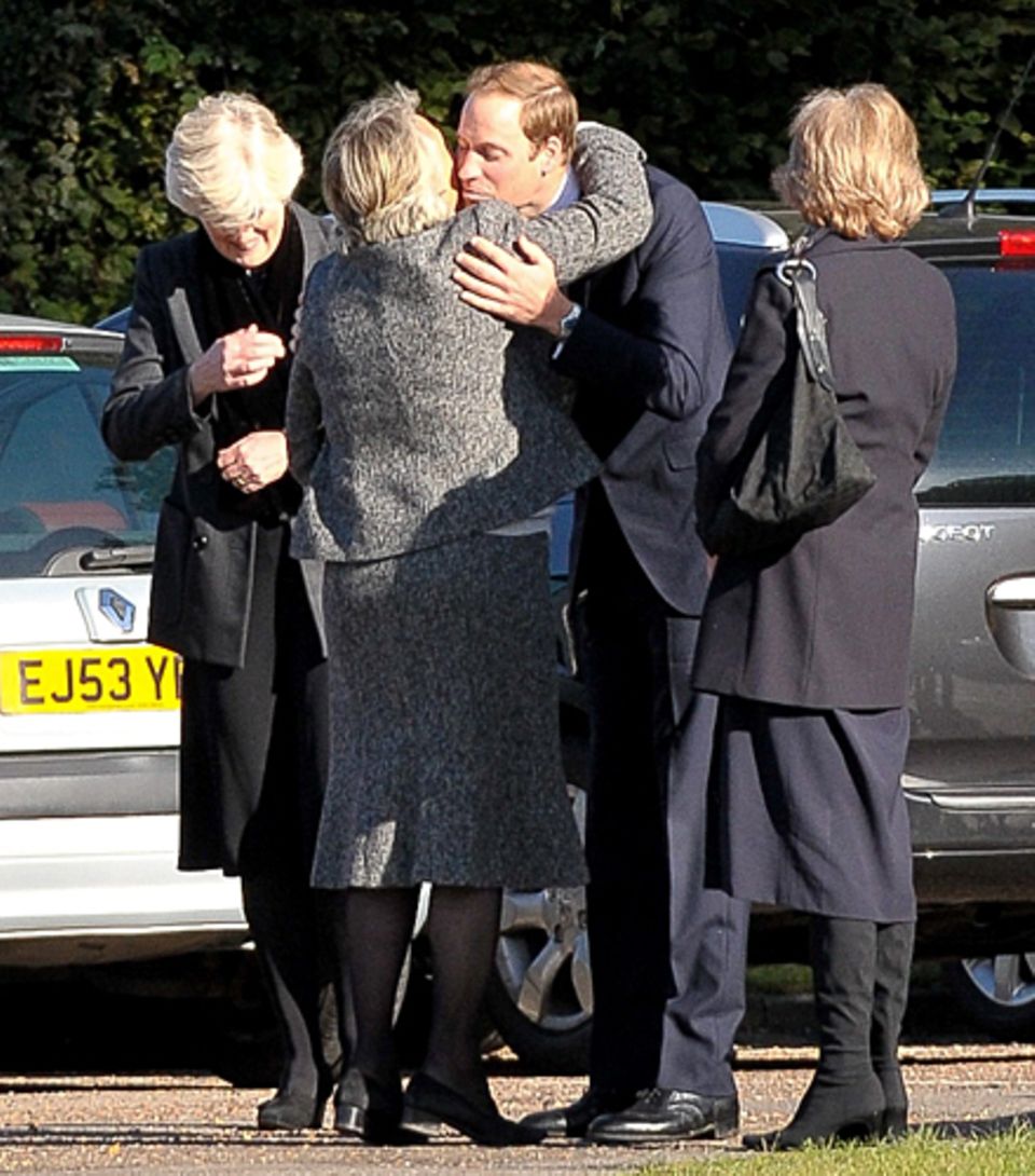 Prinz William bei der Beisetzung seines Kindermädchens Olga Powell auf dem Parndon Wood Friedhof in Harlow Prinz William bei der Beisetzung seines Kindermädchens Olga Powell auf dem Parndon Wood Friedhof in Harlow