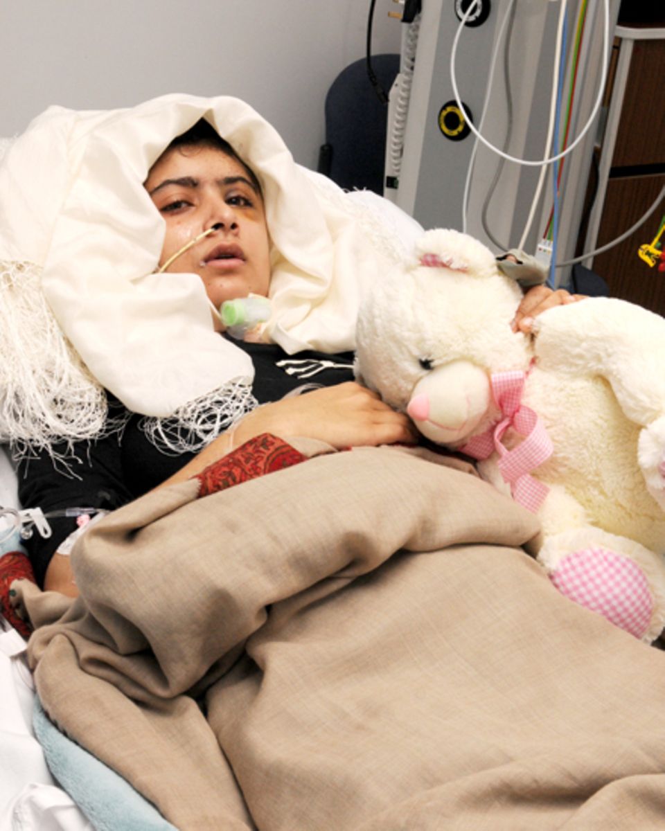 Seit 2009 setzt sich Malala Yousafzai für Frieden und Gerechtigkeit in Pakistan ein. Nach einem Anschlag, bei dem sie lebensgefä Seit 2009 setzt sich Malala Yousafzai für Frieden und Gerechtigkeit in Pakistan ein. Nach einem Anschlag, bei dem sie lebensgefä