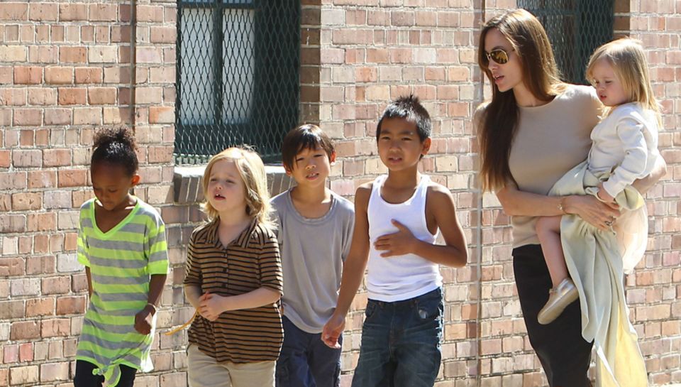 Mit ihren Kindern diskutierte Angelina Jolie, 37, Malalas tapfere Tat; vor allem Shiloh und Pax (2. u. 3. v. l.) waren ganz aufg Mit ihren Kindern diskutierte Angelina Jolie, 37, Malalas tapfere Tat; vor allem Shiloh und Pax (2. u. 3. v. l.) waren ganz aufg