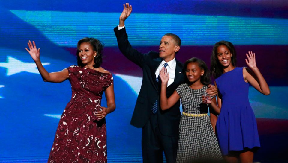 Die Töchter Malia, 14, und Sasha, 11 stehen für die Obamas an oberster Stelle. "Wir wollen ihnen genauso viel Liebe geben, wie w Die Töchter Malia, 14, und Sasha, 11 stehen für die Obamas an oberster Stelle. "Wir wollen ihnen genauso viel Liebe geben, wie w