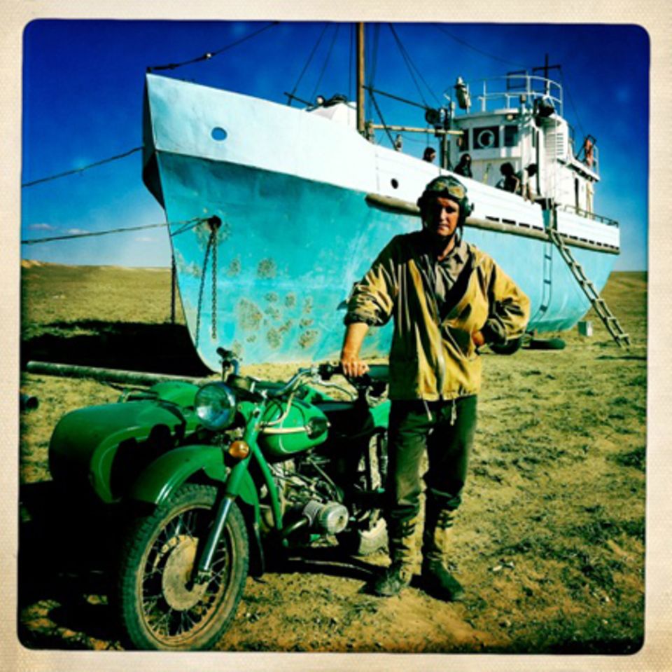 "Das bin ich in Kasachstan. Da habe ich in einem Film über die Austrocknung des Aralsees mitgespielt: Waiting For The Sea." "Das bin ich in Kasachstan. Da habe ich in einem Film über die Austrocknung des Aralsees mitgespielt: Waiting For The Sea."