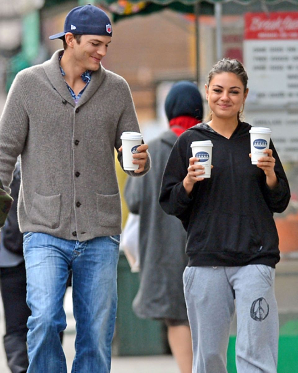 Demis Noch-Ehemann Ashton Kutcher, 34, mit seiner neuen Freundin Mila Kunis, 29. Demis Noch-Ehemann Ashton Kutcher, 34, mit seiner neuen Freundin Mila Kunis, 29.
