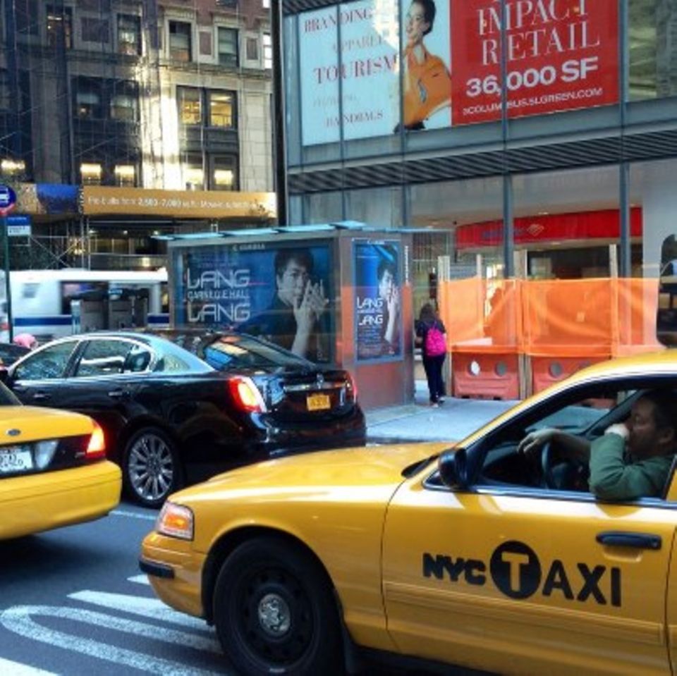 Schnappschuss aus dem Taxi: ein Plakat für sein Konzert "Lang Lang And Friends", das am vergangenen Dienstag in der New Yorker C Schnappschuss aus dem Taxi: ein Plakat für sein Konzert "Lang Lang And Friends", das am vergangenen Dienstag in der New Yorker C