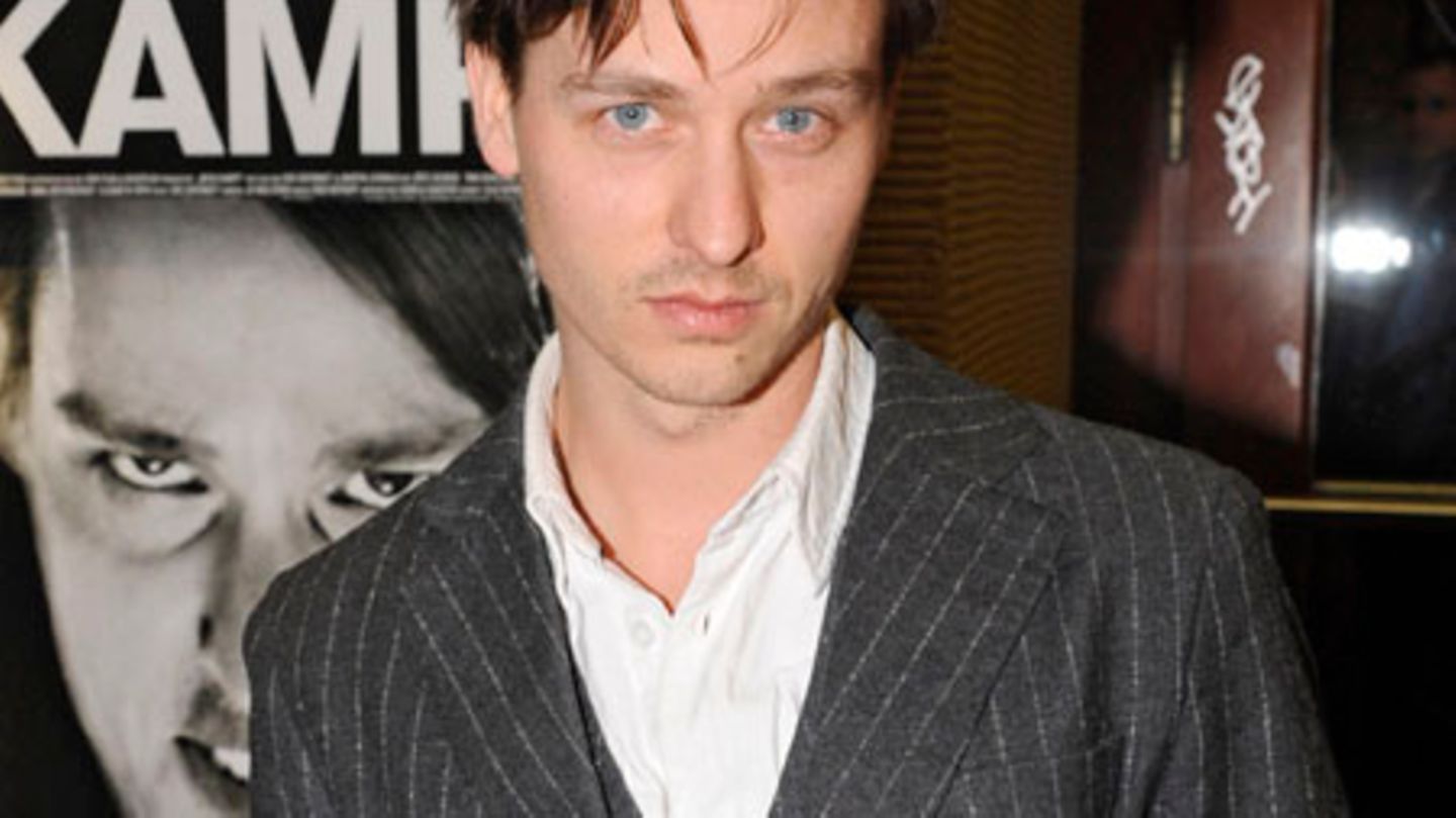 Tom Schilling Am Set wird trotzdem gelacht GALA.de